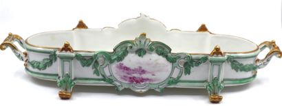 null Élégant bassin centre de table en porcelaine, à décor style Louis XVI de guirlandes...
