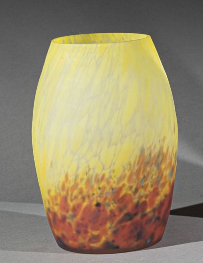 null MULLER FRERES - LUNEVILLE 
Vase ovoïde en verre mélangé marmoréen jaune et blanc...