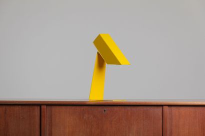 null Travail des années 1970
Lampe cocotte 
Métal laqué jaune
H. 40 cm 