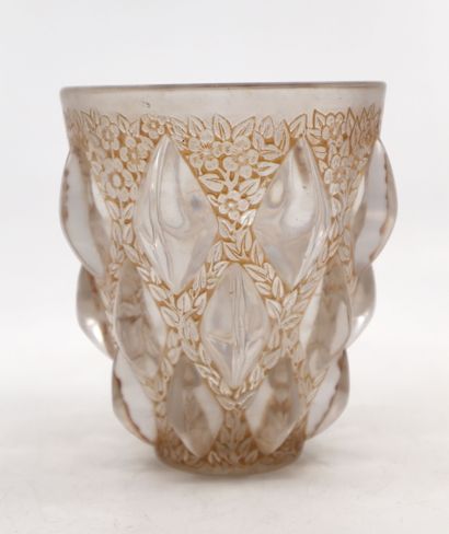 null René LALIQUE (1860 - 1945) 
Vase « Rampillon », dit aussi « Cabochons et fleurettes...