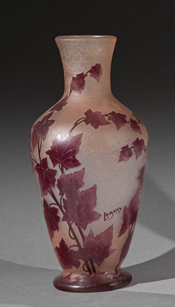 null LEGRAS
Vase ovoïde épaulé sur piédouche. Épreuve en verre rose à décor de feuilles...