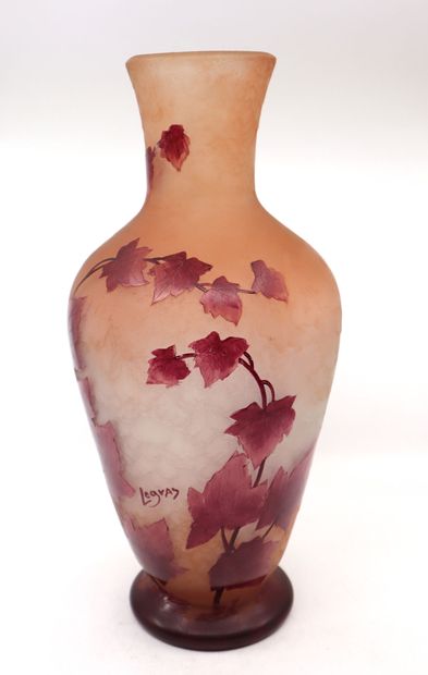 null LEGRAS
Vase ovoïde épaulé sur piédouche. Épreuve en verre rose à décor de feuilles...
