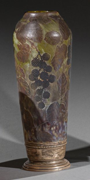 DAUM Nancy
Obusal vase with small hemmed...