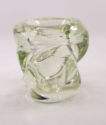 null André THURET (1898-1965)
Vase en verre moulé bullé, de forme torsadée
Signé...
