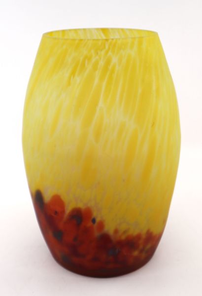 null MULLER FRERES - LUNEVILLE 
Vase ovoïde en verre mélangé marmoréen jaune et blanc...