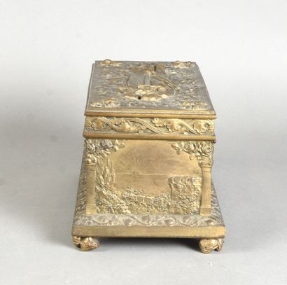 null Charles GIR (1883-1941)
Coffret quadripode en bronze doré à couvercle articulé...