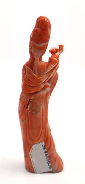 null China, early 20th century
Statuette of a woman in coral, in a long floating...
