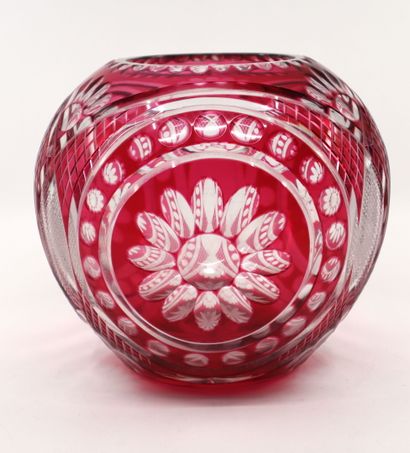 null Vase boule en cristal taillé teinté rouge
Travail de l'Est dans le goût de Saint...