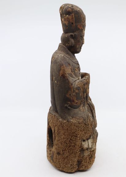 null Chine, XIXe siècle
Statuette en bois de fonctionnaire assis, portant sa large...