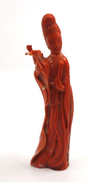 null China, early 20th century
Statuette of a woman in coral, in a long floating...
