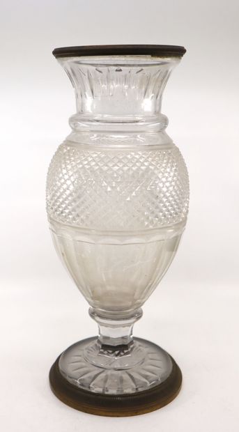 null BACCARAT
Vase en cristal sur piédouche à pointes de diamant, monture en laiton...
