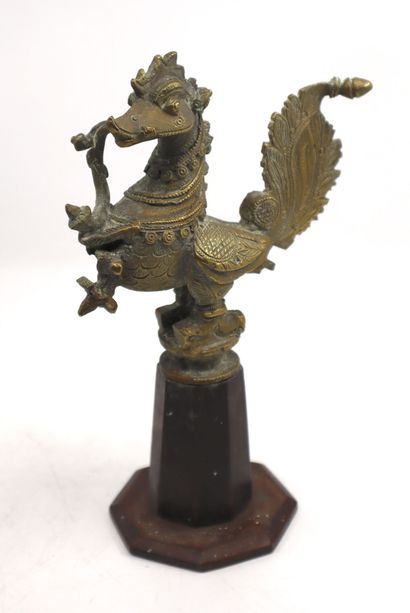 null Inde, fin du XIXe/début du XXe siècle
Embout de lampe en bronze en forme d'oiseau,...