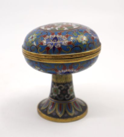null CHINA - 19th century
Small lenticular box on high pedestal in cloisonné enamel,...