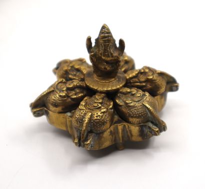 null India, late 19th/early 20th century
Bronze bird-shaped lamp head on a wooden...