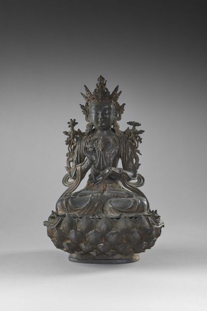 null Chine, dynastie Ming, XVIIe siècle
Statue de bodhisattva en bronze assis en...