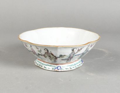 null Chine, début du XXe siècle
Plat creux lobé en porcelaine émaillée Famille Rose...