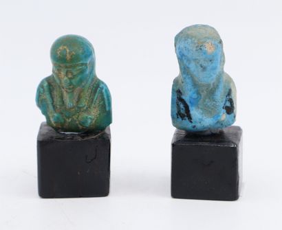 null EGYPTE
Lot de deux bustes d'oushebtis dont un porte les instruments aratoires...