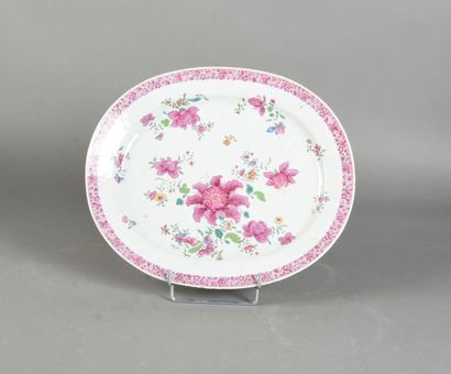 null Chine, Compagnie des Indes, XVIIIe siècle
Plat ovale en porcelaine à décor émaillé...