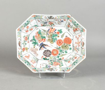 null Chine, époque Kangxi (1662-1722)
Plat octogonal en porcelaine à décor émaillé...
