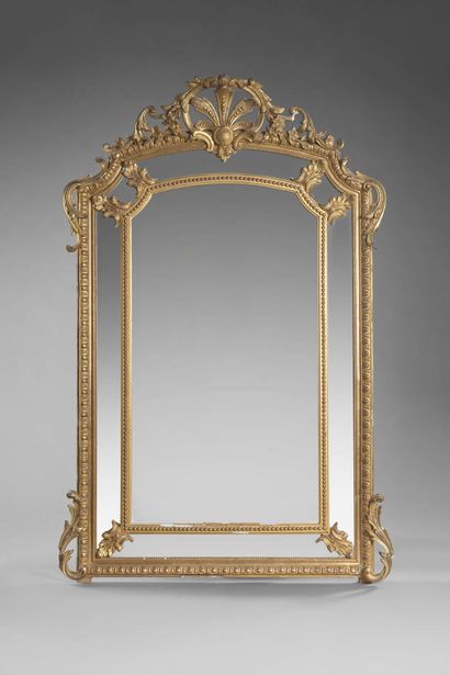 null Miroir en bois doré à décor de palmette ajourée, feuillages, perles et godrons
Epoque...