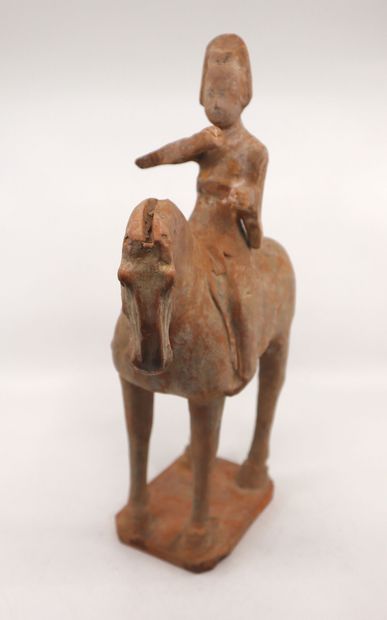 null Chine, probablement dynastie Tang (618-907)
Statuette en terre cuite d'une cavalière...