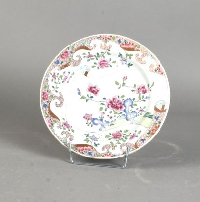 null CHINE, compagnie des Indes - XVIIIe siècle
Assiette en porcelaine à décor Famille...