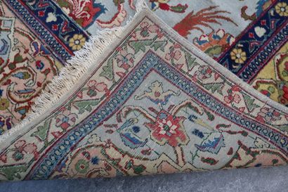 null INDE région de Cachemire
Tapis en laine sur une trame coton. Le décor animaliers...