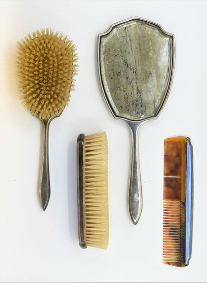 null Parure de toilette en argent émaillé bleu, composé d'une brosse à cheveux, une...