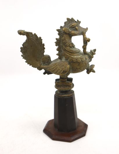 null India, late 19th/early 20th century
Bronze bird-shaped lamp head on a wooden...