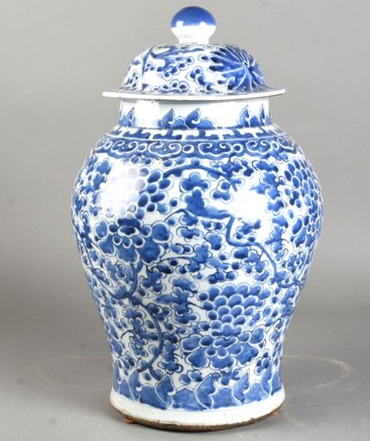null CHINE - XIXème siècle
Potiche couverte en porcelaine à décor blanc bleu de rinceaux...