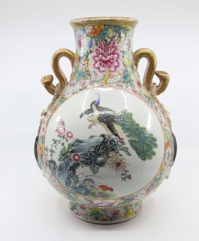 null Chine, XXe siècle
Vase en porcelaine émaillé à motif mille-fleurs sur fond or...