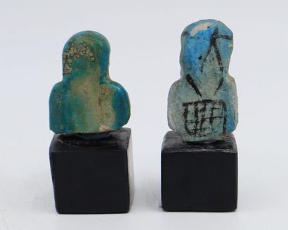 null EGYPTE
Lot de deux bustes d'oushebtis dont un porte les instruments aratoires...