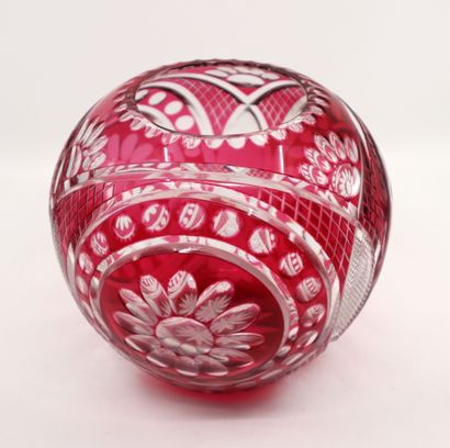 null Vase boule en cristal taillé teinté rouge
Travail de l'Est dans le goût de Saint...