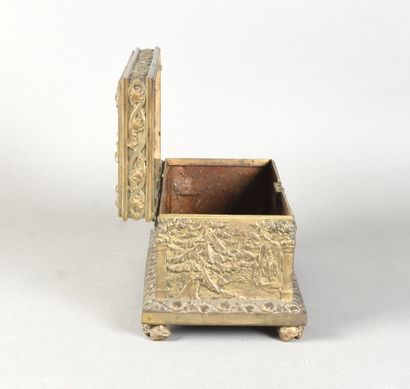 null Charles GIR (1883-1941)
Coffret quadripode en bronze doré à couvercle articulé...