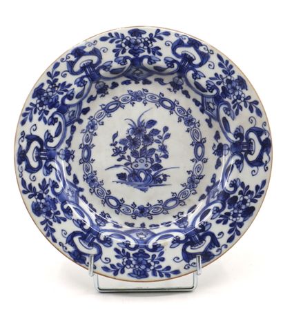 null China, East India Company, 18th century
Soup plate in blue-white porcelain decorated...