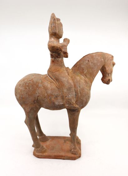 null Chine, probablement dynastie Tang (618-907)
Statuette en terre cuite d'une cavalière...