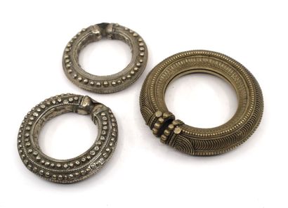 null Inde, XXe siècle
Trois gros bracelets creux en métal argenté et une paire de...