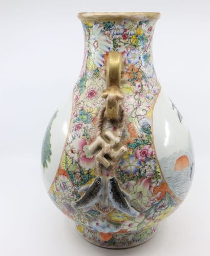null Chine, XXe siècle
Vase en porcelaine émaillé à motif mille-fleurs sur fond or...