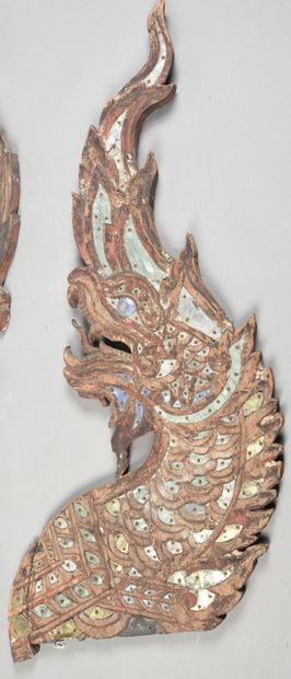 null Asie du Sud-Est, XXe siècle
Deux éléments décoratifs à forme de têtes de dragon,...
