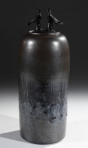 null Jean GIREL (né en 1947)
Grand pot couvert en grès, corps cylindrique à décor...