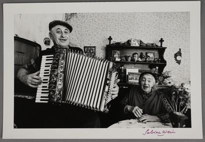null Sabine WEISS (1924-2021)
L'accordéoniste et sa mère chantant, Labruguière, Tarn,...