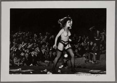 null Vladimir KRYUKOV (né en 1954)
La stripteaseuse 
Tirage argentique sur papier...