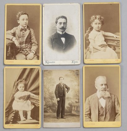null Business cards 1880/1900
Lot of about thirty prints, mainly portraits, except...
