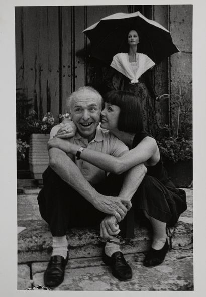 null Jean DIEUZAIDE (1921-2003)
La comédienne Sabine Azéma embrassant Robert Doisneau,...