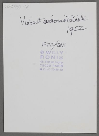 null Willy RONIS (1910-2009)
Vincent aéromodéliste, 1952
Tirage argentique postérieur...