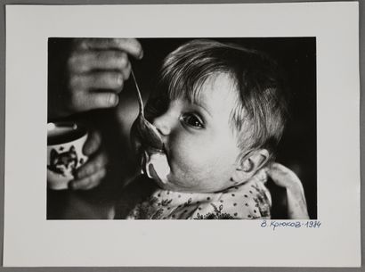 null Vladimir KRYUKOV (né en 1954)
Le repas de l'enfant, 1984
Tirage argentique sur...