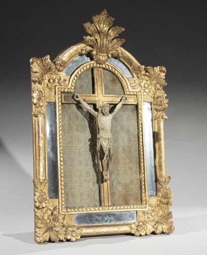 Crucifix en bois laqué, dans un beau cadre...