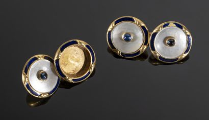 null Pair of 18K (750°/°°) yellow gold cufflinks with round motifs centered on a...