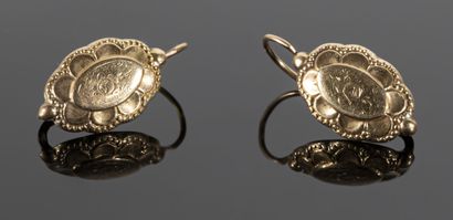 null Pair of long antique 18K (750°/°°) yellow gold dormeuses, the hollow, scalloped...