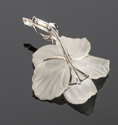 null Broche en or gris 14K (585°/°°) figurant une fleur, les pétales en cristal sculpté...
